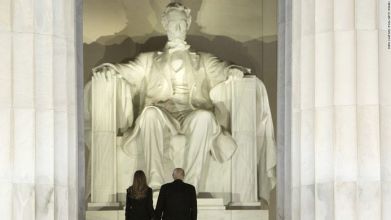 http_i2.cdn.cnn.comcnnnextdamassets170120090910-01-trump-lincoln-memorial-0119-super-tease
